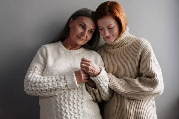 Deux femmes qui sont mère et fille qui sont rapprochées l'une de l'autre pour un moment de complicité